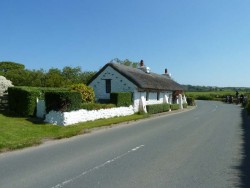 28- Un caratteristico cottage con il tetto di paglia.jpg