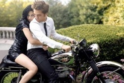 kristen-stewart_robert-pattinson-insieme_sulla_moto.jpg